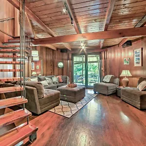  Holiday home Tropical With Deck, Hot Tub And Lush Scenery! United States